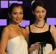 男子背上涂各个品牌防晒霜(晒背涂防晒霜)