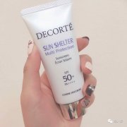 上面是蓝色的防晒霜品牌(上面是蓝色的防晒霜品牌叫什么)