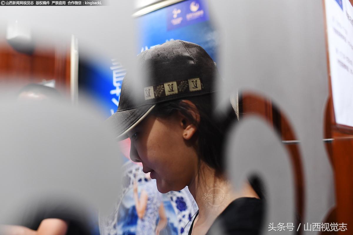 90后北漂网红被指“鼻子丑” 直播筹钱“取肋骨”圆整形梦