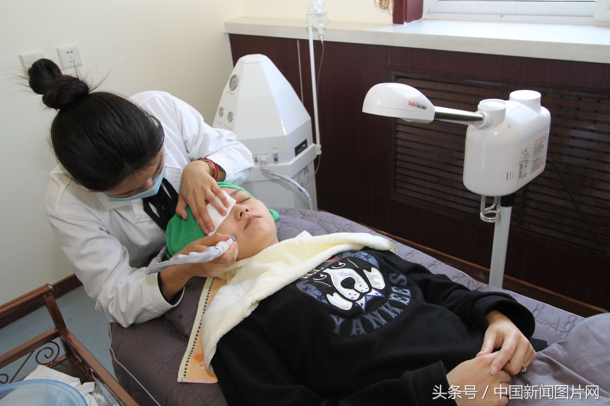 毕业季大学生整形美容热升温 专家称“并非人人合适”