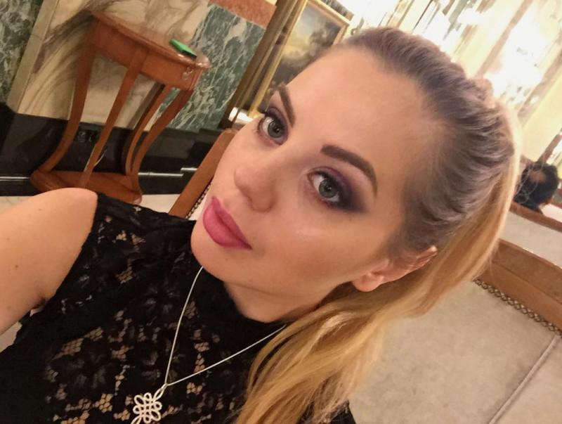 23岁富家女花百万整形，认为自己长的太美不能去做工作