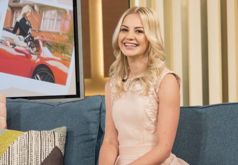 23岁富家女花百万整形，认为自己长的太美不能去做工作