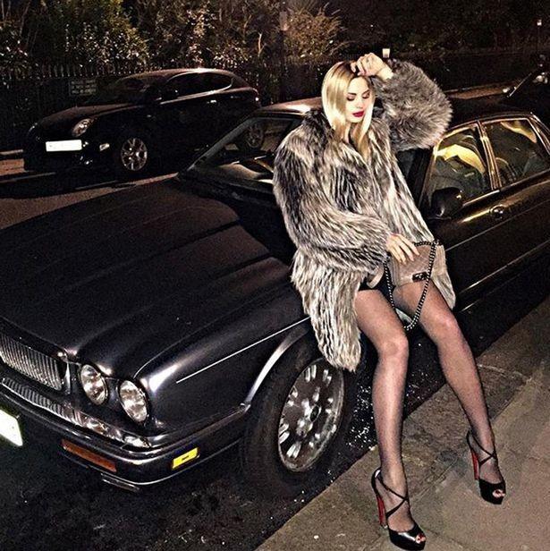 23岁富家女花百万整形，认为自己长的太美不能去做工作