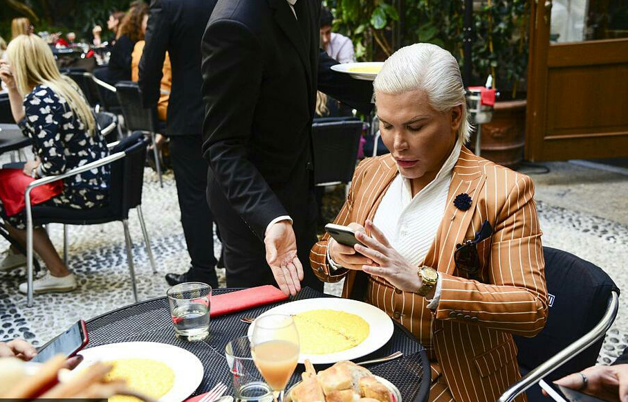 整容狂魔，米兰走秀网友：丑的天崩地裂，连亲妈都不认识